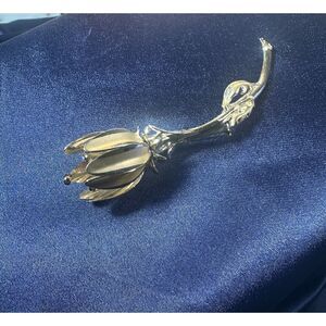 Vintage Gold Tone Flower Brooch Sculptural Stem